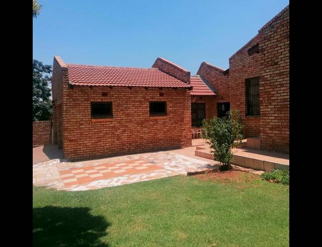 4 BEDROOM HOUSE FOR SALE IN SPRUIT VIEW